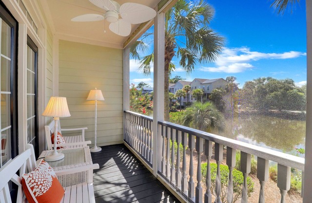 2431 Racquet Club: Lagoon Views, Golf Cart, Elevator