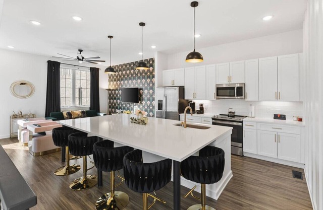 24K Escape - Rooftop Oasis, 3 Miles to Broadway, Walk to Restaurants!