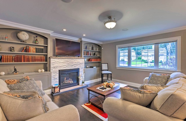 25 Mi to NYC: Walkable Long Island Apt w/Balcony