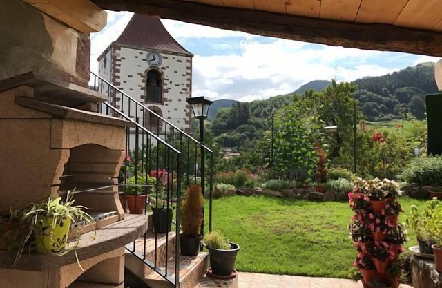 25 minutes from San Sebastian. For 10 people. Pets accepted.