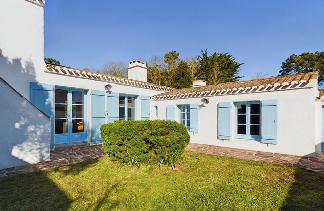 250m from Linière beach, residence for 8