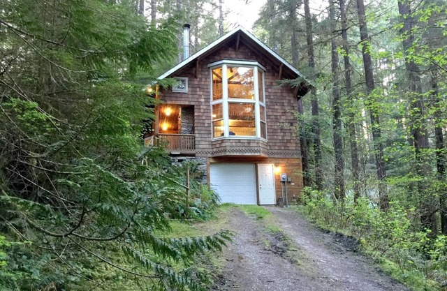 25SL - Hot Tub - BBQ - Pets Ok - WiFi - Sleeps 6 by RedAwning