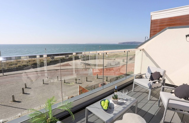 26 AWEL Y MOR, pet friendly, luxury holiday cottage in Pwllheli