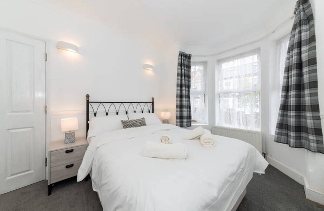 26 Grange Avenue · Bright House with Garden & Office Space| Pass the Keys