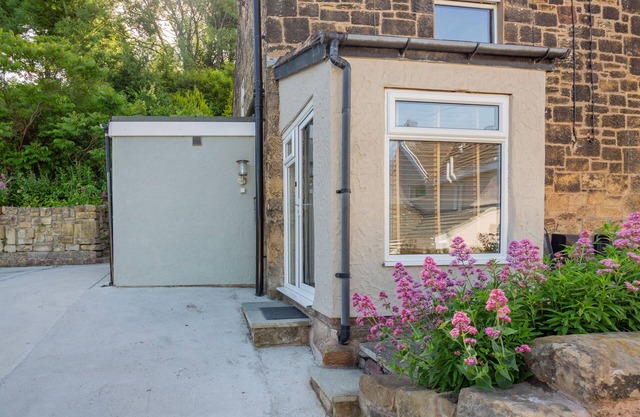 27 GREEN ROAD, pet friendly, character holiday cottage in Brymbo