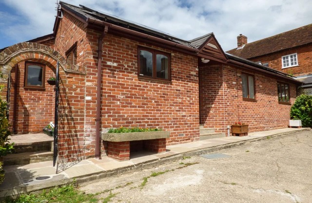 27 SWAN STREET, pet friendly, character holiday cottage in Boxford