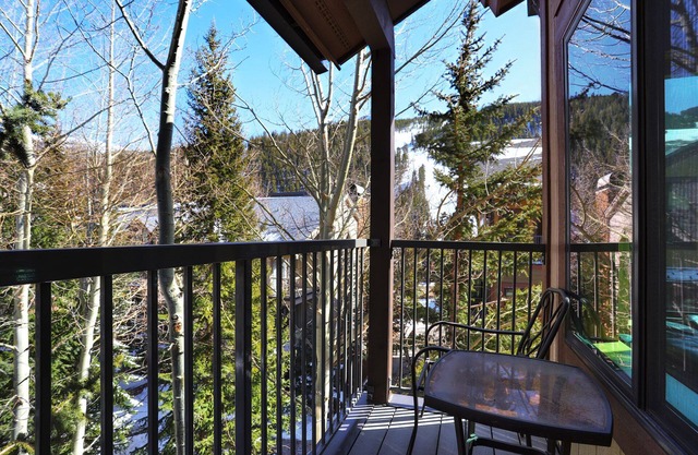 2759 Slopeside 1 Bedroom Condo by RedAwning
