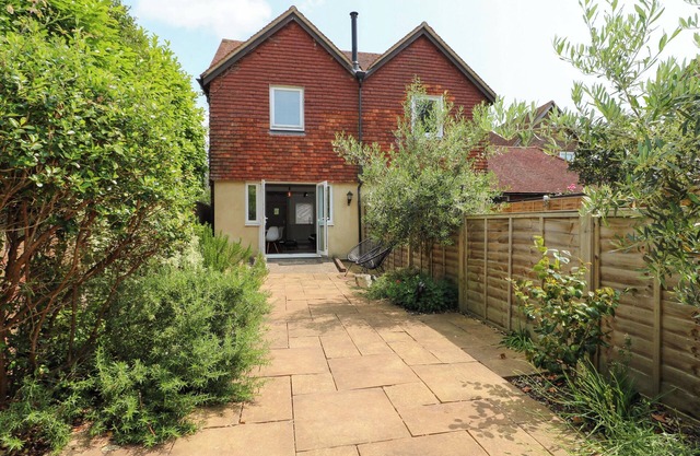 2A THE MEWS, family friendly, character holiday cottage in Langstone