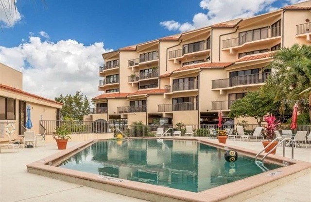 2B2B Elegant Condo near Bradenton Riverwalk!