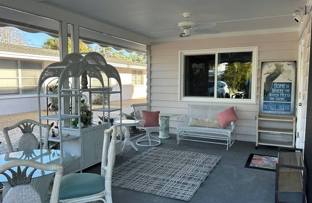 2Bd+2 Ba beach cottage w/private front/back yard, screened porch, firepit, grill