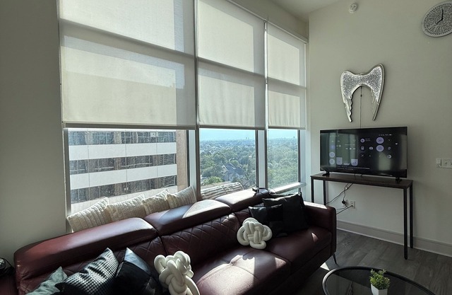 2BD/2BA Rolls-Royce Inspired City Highrise w/Rooftop Pool
