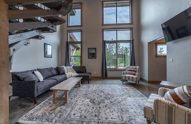 2bd/2ba Stunning Condo-Stay Near Glacier- Private Hot Tub- King Bed #4-4