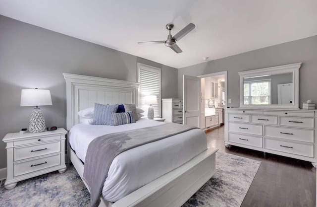 2BD 2BA Upscale Bungalow - Beautiful Yard​ + Grill