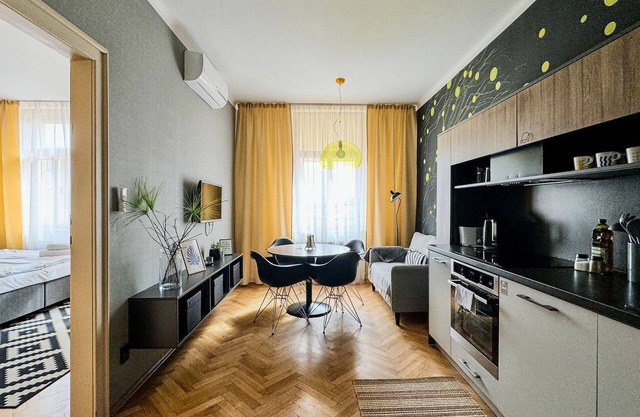 *2BD Downtown* Newly renovated apartment