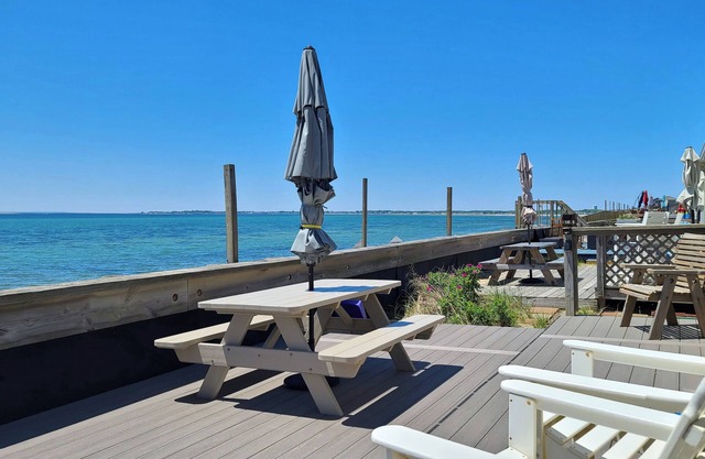 2BD Waterfront Cottage-RIGHT ON THE WATER-Amazing Bay Views & Sunsets, Direct Beach Access, A/C