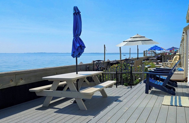 2BD Waterfront Cottage-Amazing Bay Views & Sunsets, End Unit, Direct Beach Access, A/C