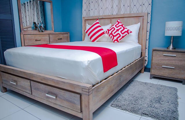 2Bdrm, Fully A/C, King Bed, Free Wifi, Walking distance from Devon House