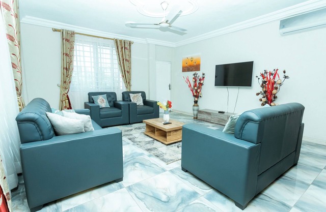 2bdroom spacious and luxurious apartment. Family friendly.
