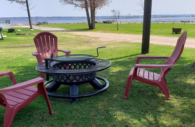 2bed 1bath LAKE MI Fishing Cabin WiFi AC Deck Firepit Kayak Paddle Boat Dock #8