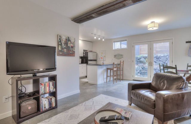 2bed-2bath Ballard Courtyard Apartment Walk to Old Ballard! Restaurants nearby!