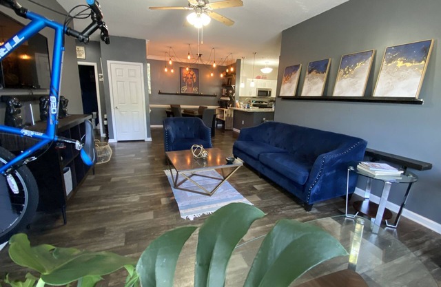 *2bed/2bath perfect for service workers & flight attendants*