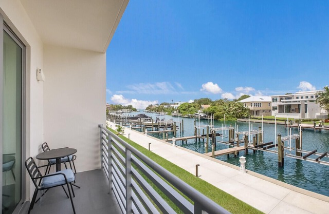 2BR 2BA Downtown Sarasota, Waterfront Views, Patio, Resort Pool, Kayaks Included