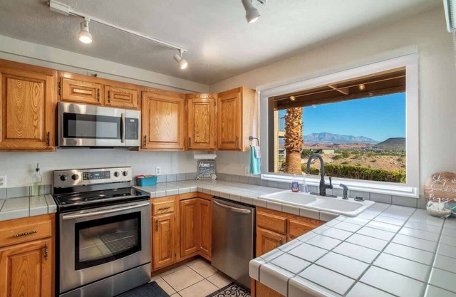 2BR Condo w/Hot Tub & Views in Resort Community