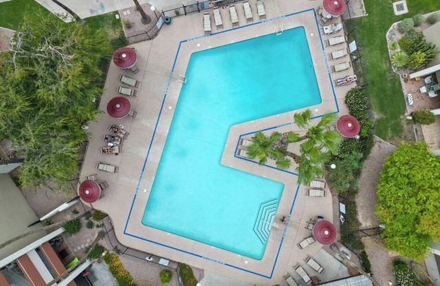 2BR condo w/Pool near Old Town