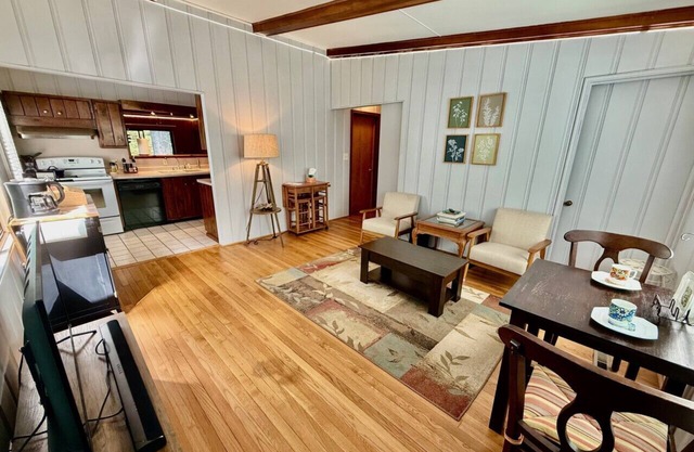 2BR Cottage, walk to Wake Forest