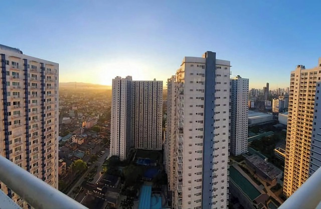 2Br Deluxe End-Unit Condo with Balcony. Overlooking Amenities. Sunrise Views.