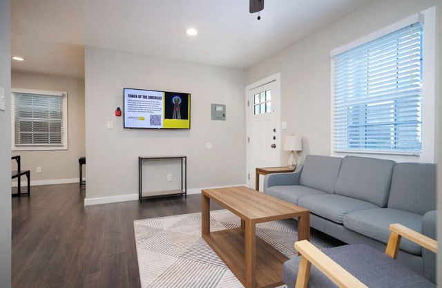 2BR Downtown Flat Insurance & Relocation Housing Fast Wi-Fi 30+ Nights