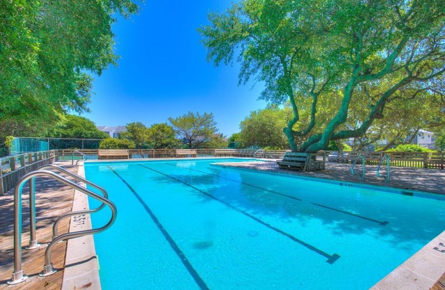 2BR Duck Condo: Walk to Beach, Pool & Tennis