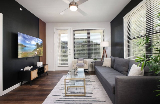 2BR Escape w Parking&Pool, Near Rvrwlk & Conv Ctr