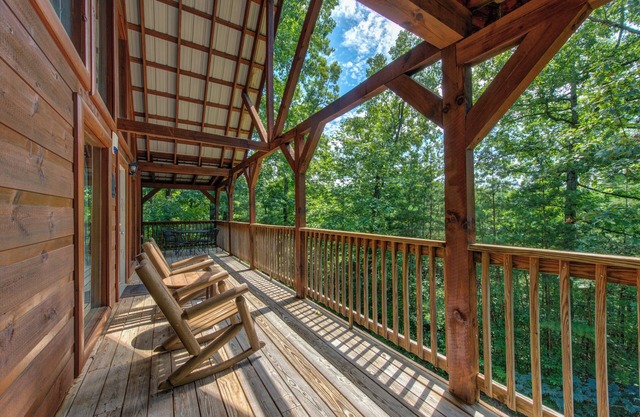 2BR, Hot tub, games, free attraction tickets!