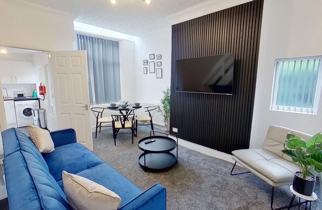 2BR-NearCityCentre-MediaCity-WiFi-Parking-Garden