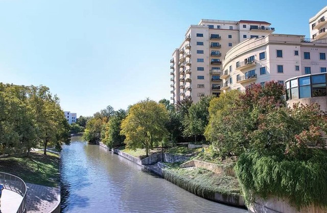 2br PR Condo w/Stunning Downtown Skyline Views