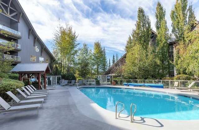 2BR slopeside retreat w/pool & patio