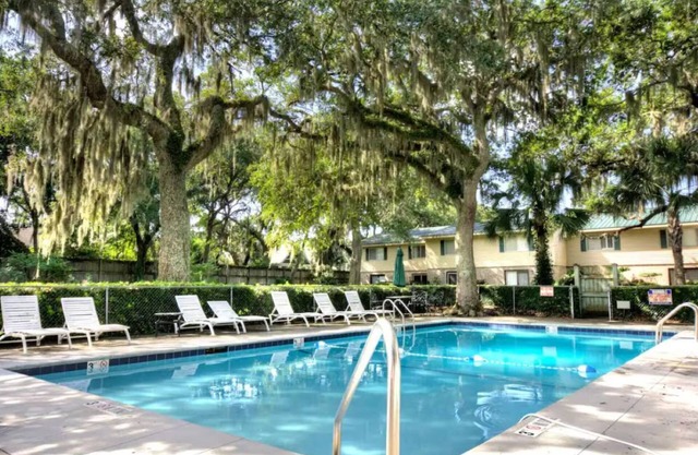 2BR Townhome w/Comm Pool | Patio | Grills | Stocked Kitchen | King Bed