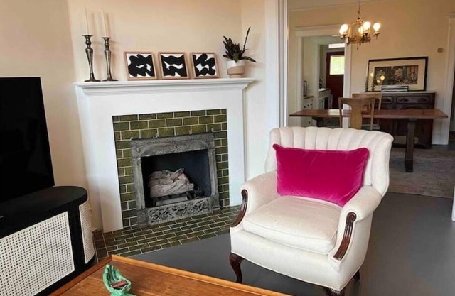 2BR Victorian Charm Mountain View Home