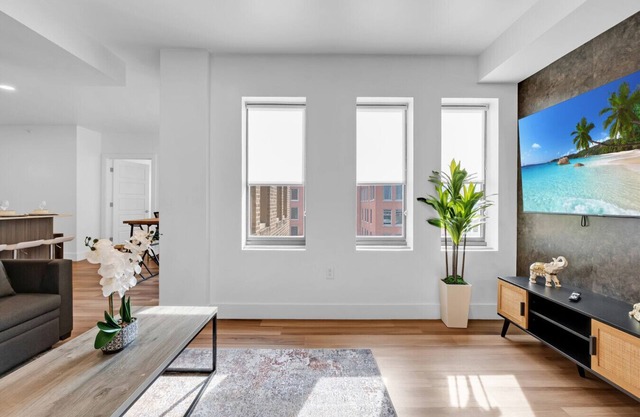 2BR with Gym, Lounge, Pet OK - Near BOK Center