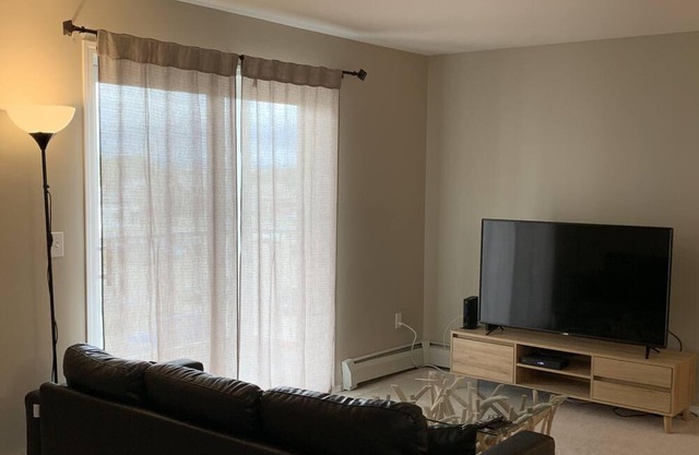 2BR2Bath + Den Condo Near Westview w/ UG parking