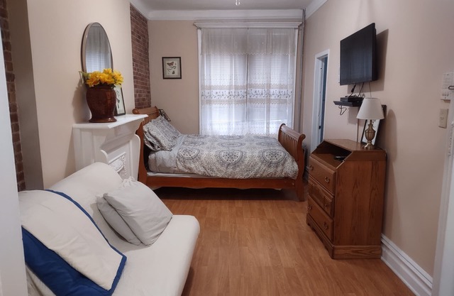 2N FL RENOVATED LOTS OF LIGHT W/KITCHEN - 3 MINUTES WALK TO SUBWAY