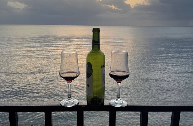 2nd Floor - Direct Beach Access - Sleeps 6