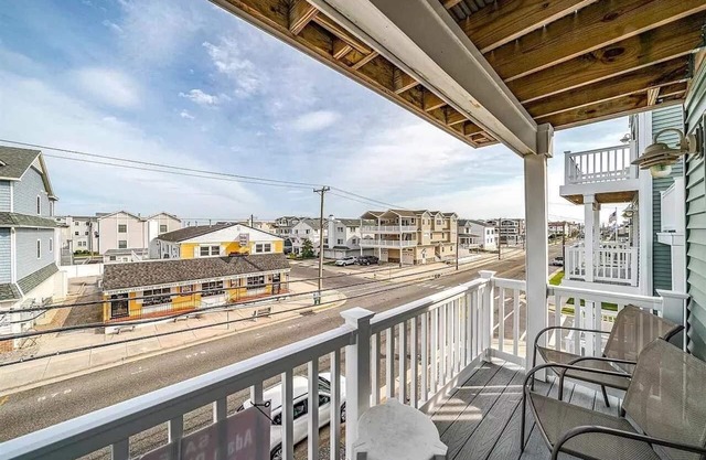 2nd Floor Getaway - 3 bedroom - 2 Bath- Right Next to the Beach and Downtown