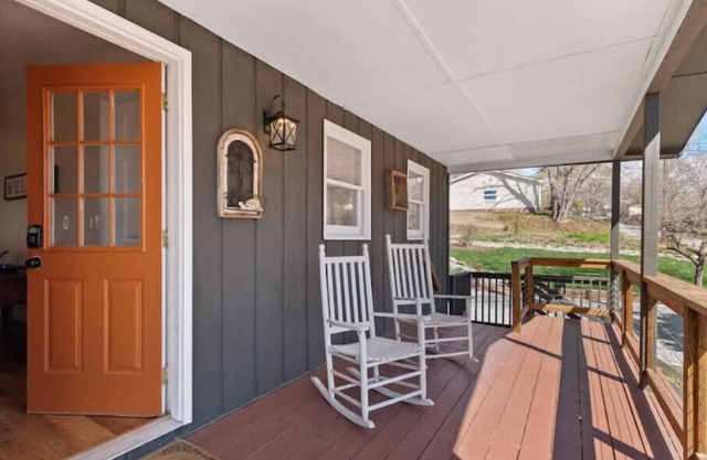 2nd Floor Updated 2br/2ba, 3 min Walk to Lake!n