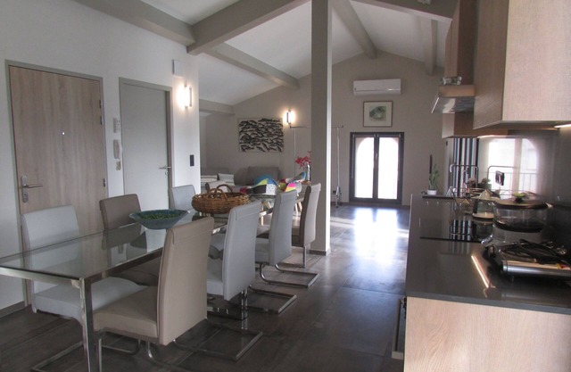 2nd line air-conditioned penthouse overlooking the port, the sea and the hills