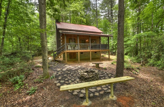 2PM Check In! Hot Tub! Relaxing Couples Retreat! Hiking Trails! Pet Friendly!