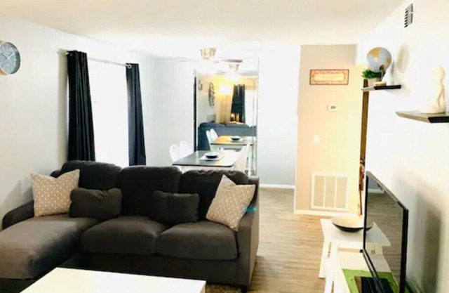 2x2 Condo minutes from USF, Advent Health, Busch Gardens, Adventure Island,Golf!