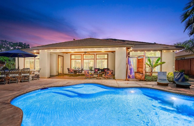 3,000sqft oasis with pool/spa/vegetable garden. Great location!