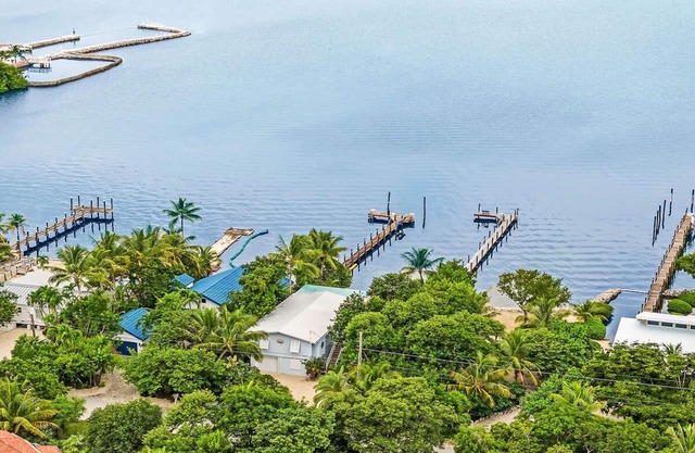 3/2 home, private pool & dock, screened patio, parking, hot tub, amazing views!
